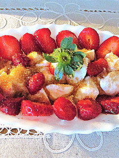 Una foto de Fresas con queso mozzarella y azúcar moreno