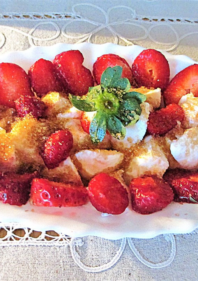 Una foto de Fresas con queso mozzarella y azúcar moreno