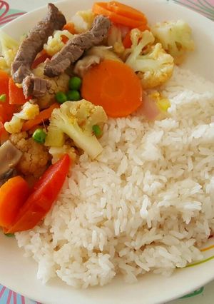 Una foto de Saltado de coliflor con carne