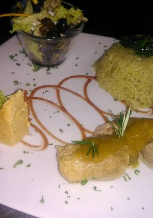 Una foto de Cerdo relleno de champiñones y melocotón con redución de manzana