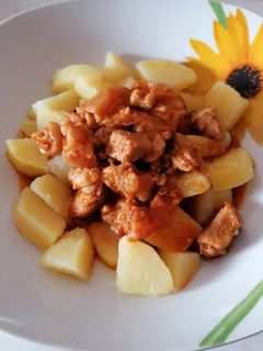 Csülökpörkölt főtt burgonyával recept fotója