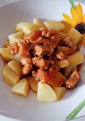 Csülökpörkölt főtt burgonyával recept fotója