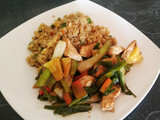 Pollo con verduras y chaufa de quinua