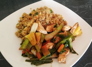 Una foto de Pollo con verduras y chaufa de quinua