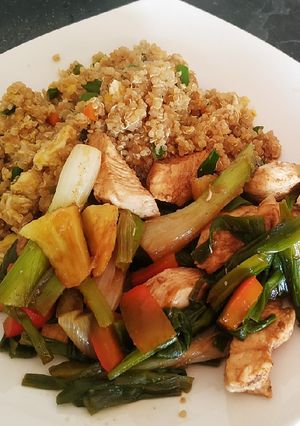 Una foto de Pollo con verduras y chaufa de quinua