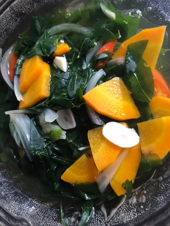 Cara Mudah Menyiapkan Resep  Sayur bening Daun Katuk &amp; Wortel yang Menggugah Selera, Bisa Manjain Lidah