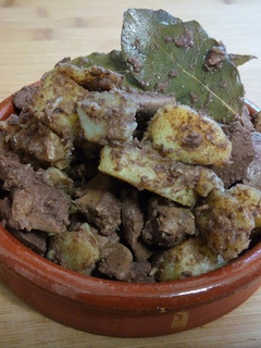 Una foto de Cazuela de Higaditos de Pollo con Patatas