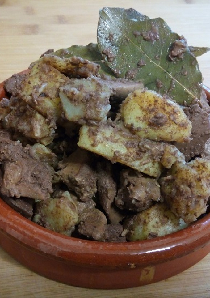 Una foto de Cazuela de Higaditos de Pollo con Patatas