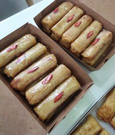 Bir yigitning yuzida otirgan ikkita joja videosi