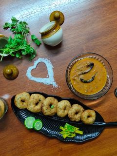 મેન્દુવડા સાંભાર(menduvada recipe in gujarati) રેસીપી મુખ્ય ફોટો