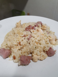 Una foto de Arroz con pollo, salchichas y picada catalana