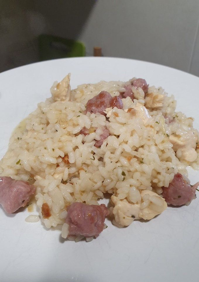 Una foto de Arroz con pollo, salchichas y picada catalana