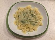 Una foto de salsa de queso azul para pasta