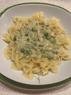 Una foto de Fideos con salsa de queso azul
