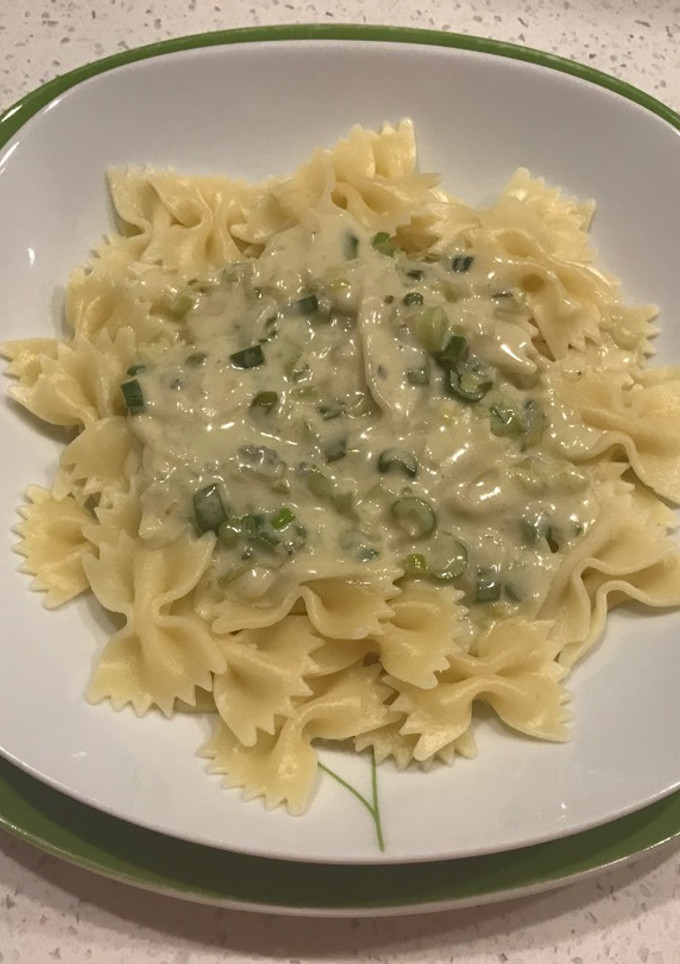 Una foto de Fideos con salsa de queso azul