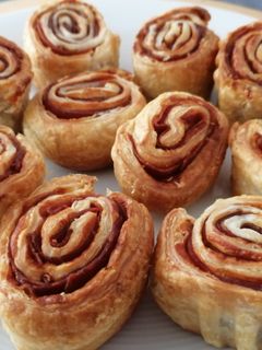 Una foto de Rollitos de hojaldre y jamón en freidora de aire