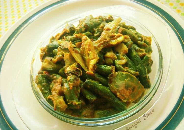 Everyday Fresh Taro Stolon Curry Mixed with Hilsha fish Head (Bengali dish) 💛