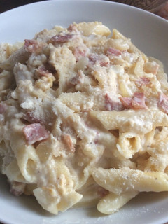 Una foto de Macarrones con carbonara de cebolla