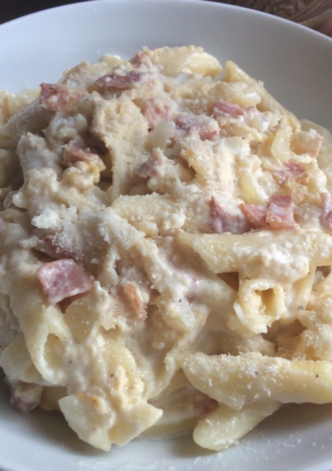 Una foto de Macarrones con carbonara de cebolla