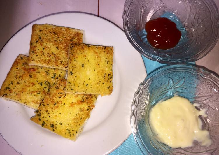 Garlic Bread with Cheese Sauce