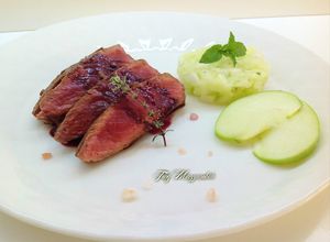 Foto di Scottona con riduzione di vino rosso passito e insalatina di melaGrannySmith con sedano