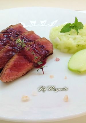 Foto di Scottona con riduzione di vino rosso passito e insalatina di melaGrannySmith con sedano