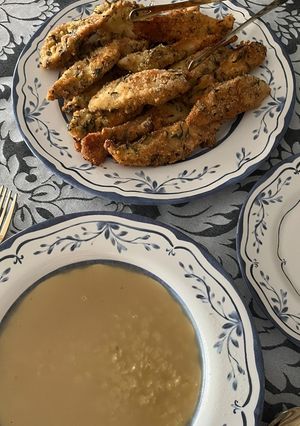 Una foto de Pollo rebozado al estragón y sopa de estrellitas …