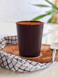 Una foto de Tiramisú en vasitos de chocolate