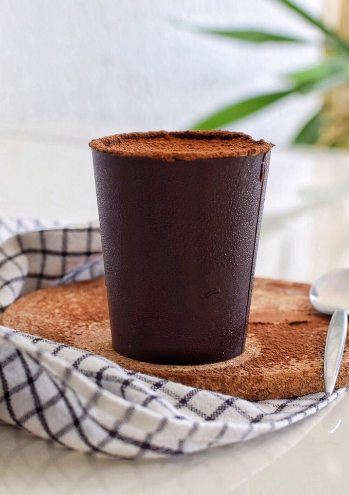 Una foto de Tiramisú en vasitos de chocolate