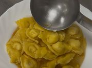 Una foto di brodo di carne