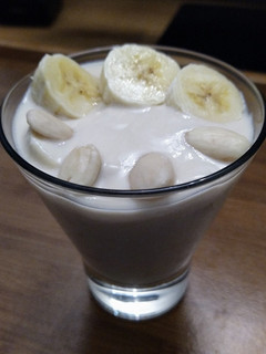 Foto principal de Postre de yogur con plátano y almendras