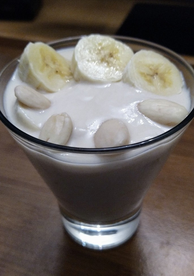 Una foto de Postre de yogur con plátano y almendras