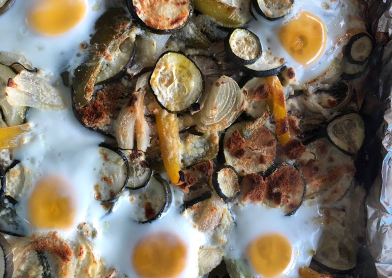Verduritas al horno gratinadas y con huevo estrellado