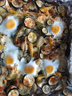 Una foto de Verduritas al horno gratinadas y con huevo estrellado