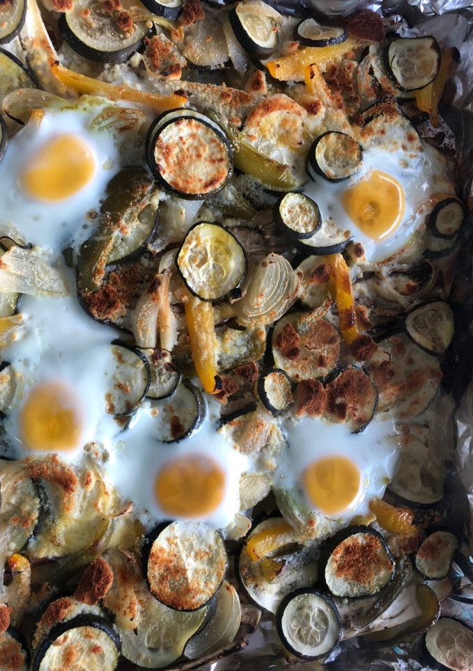 Una foto de Verduritas al horno gratinadas y con huevo estrellado