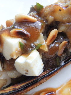 Una foto de Berenjenas rellenas con boletus, piñones y queso