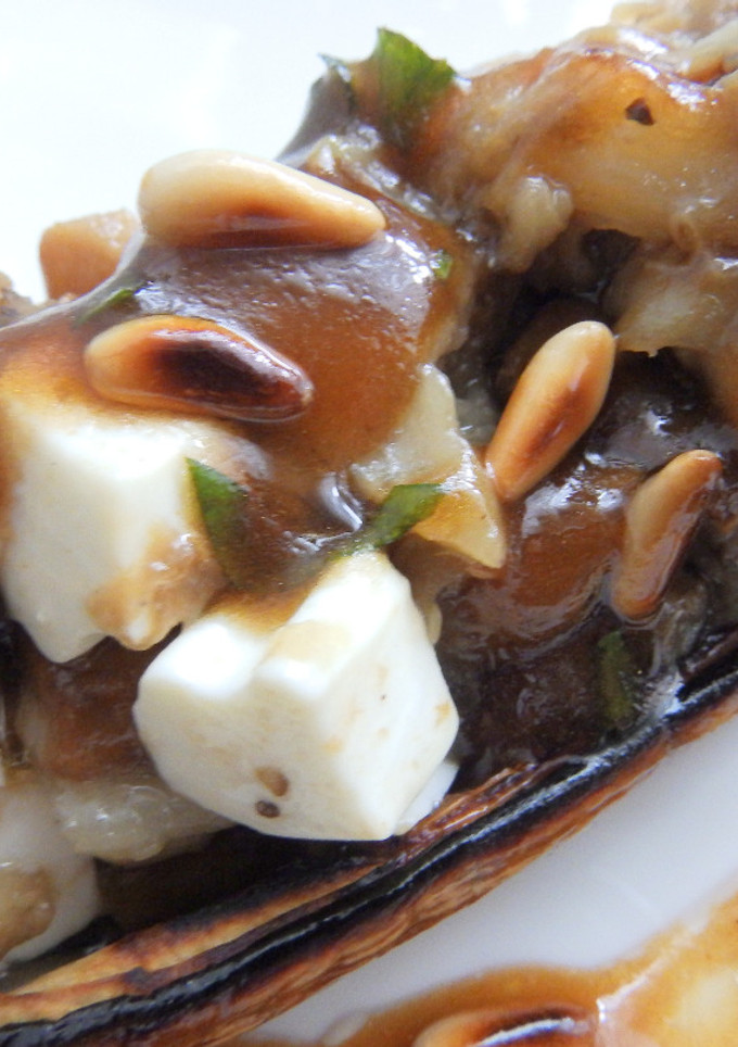 Una foto de Berenjenas rellenas con boletus, piñones y queso