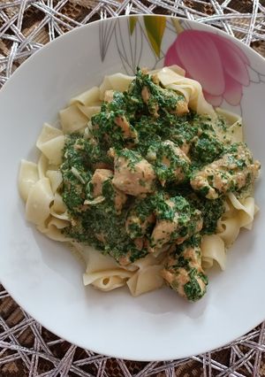 Zdjęcie przepisu Makaron z kurczakiem i szpinakiem 🍝.