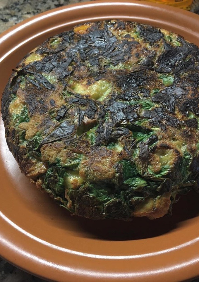 Una foto de Tortilla de papa, con radicheta y ciboulette!!!!