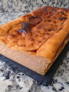 Una foto de Flan de bonito y pimiento asado