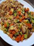 Arroz frito y chow mein de pollo