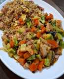 Arroz frito y chow mein de pollo