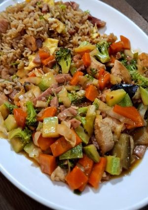 Una foto de Arroz frito y chow mein de pollo
