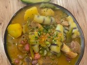 Una foto de caldo espinazo de puerco