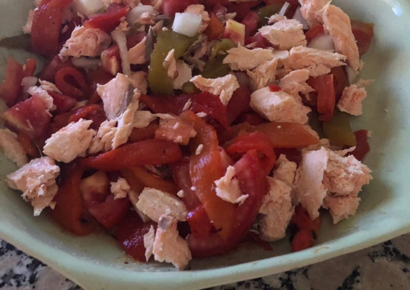 Ensalada de salmón con pimientos asados