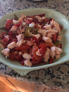 Una foto de Ensalada de salmón con pimientos asados