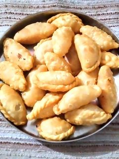 मावा गुजिया (mawa gujiya recipe in Hindi) रेसिपी मुख्य फोटो