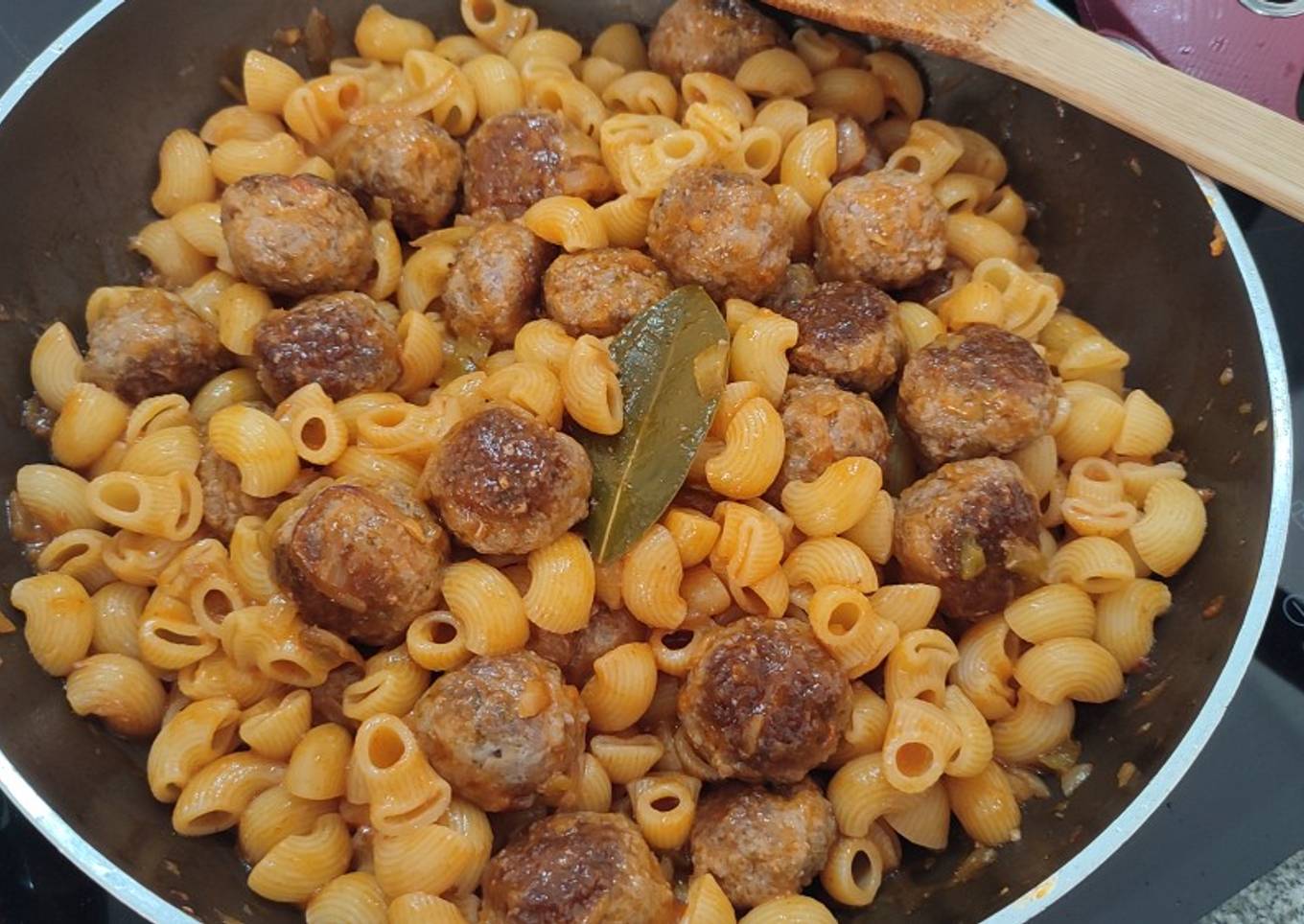 Macarrones con pelotillas en salsa de aprovechamiento