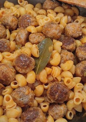 Una foto de Macarrones con pelotillas en salsa de aprovechamiento