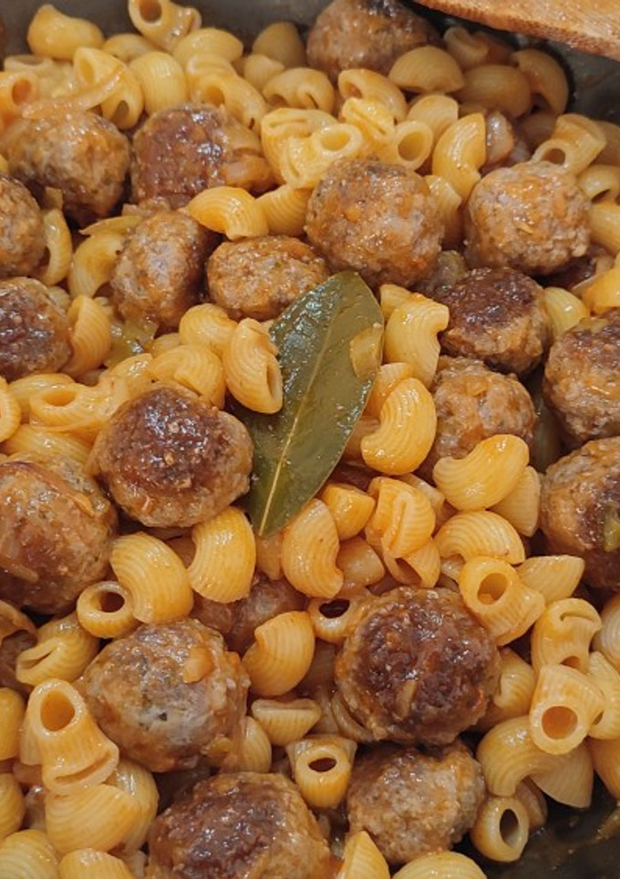 Una foto de Macarrones con pelotillas en salsa de aprovechamiento